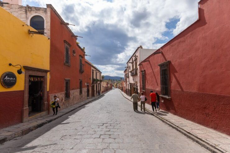 San Miguel: Landmarks and Lunch Walking Tour - Experience Highlights