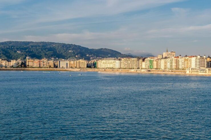 San Sebastian: Express Walk With a Local in 60 Minutes - Language Options and Group Size