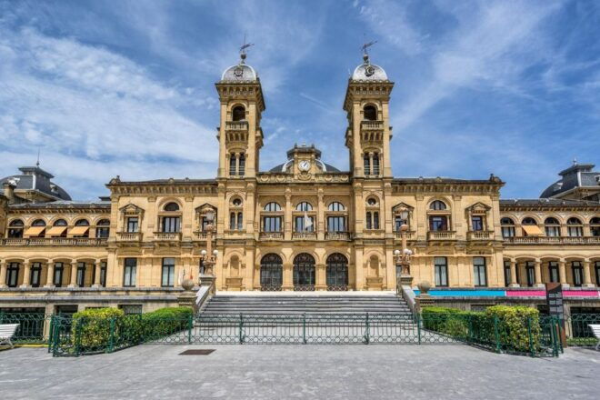 San Sebastian: Private Walking Tour With Pintxo and Drink - Full Description