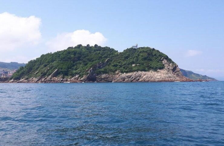 San Sebastian: Sunset on a Yacht - Live Tour Guide Information