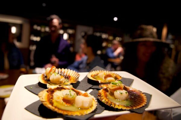 San Sebastián Walking Dinner Tour With Basque Bites - Exploring San Sebastiáns Old Town