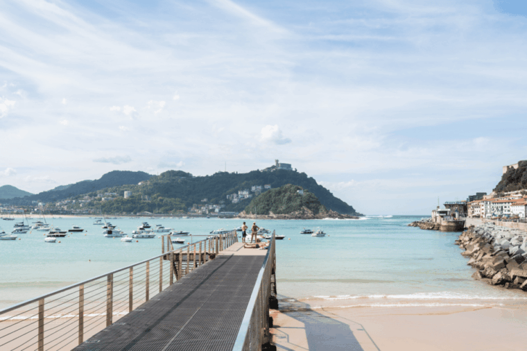 San Sebastian Walking Tour With Pintxo and Drink - Exploring the Old Town
