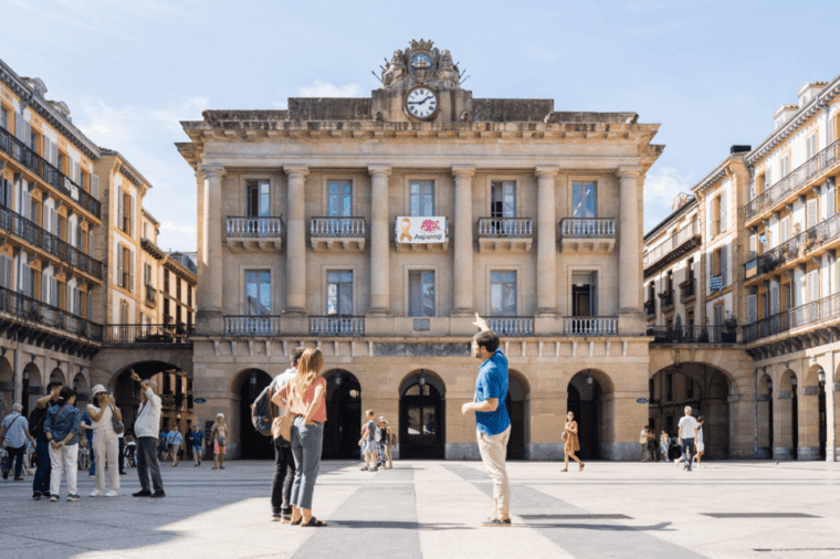 San Sebastian Walking Tour With Pintxo and Drink - Architectural Gems