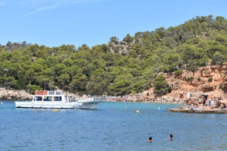 Sant Antoni: Round-Trip Ferry Transfer to Cala Salada Beach - Beach Features and Attractions