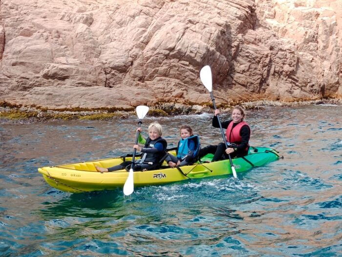 Sant Feliu De Guíxols: Kayaking & Snorkeling Tour - Safety and Guidance