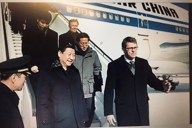 Santa Claus Afternoon Party - SantaPark: A Crowded Holiday Destination