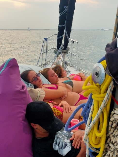 Santa Pola: Sailboat trips to Tabarca, snorkeling, and sunset with tasting - The Return and Sunset Experience