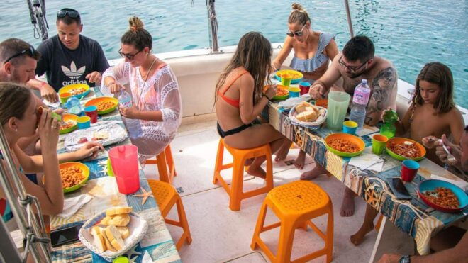 Santa Teresa: Speedboat Tour Around Lavezzi and Piana Island - Onboard Amenities and Lunch