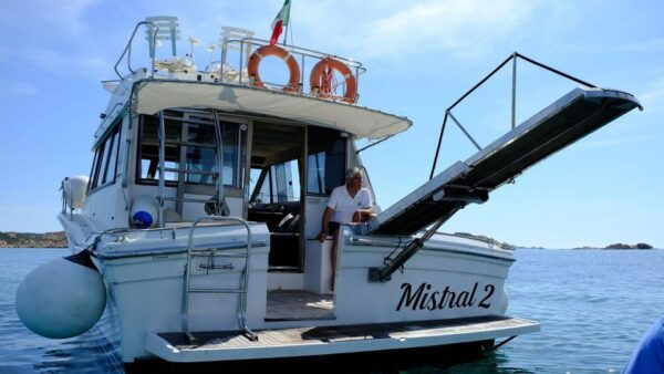 Santa Teresa: Speedboat Tour Around Lavezzi and Piana Island - Choosing Your Boat Option