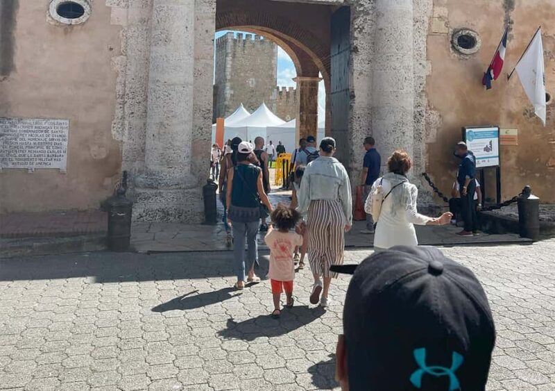 Santo Domingo: Zona Colonial Guided Walking Tour - Strolling Along Calle del Conde