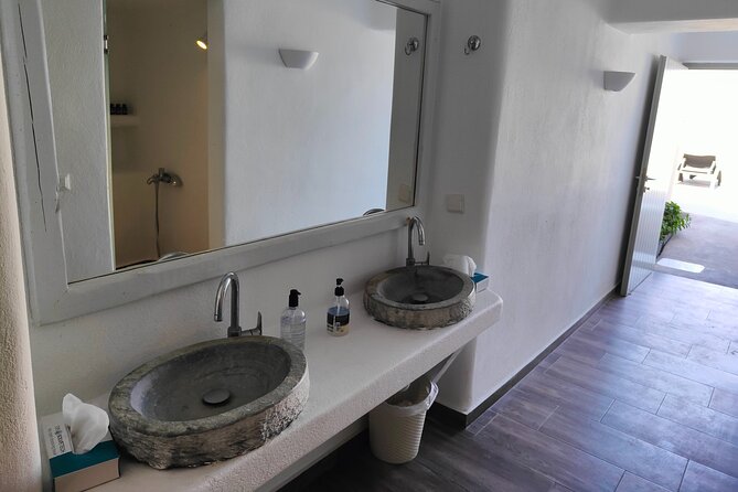 Santorini: Couples Massage & Day Pool, Jacuzzi, Gym Access, Wine - Pricing and Booking Details