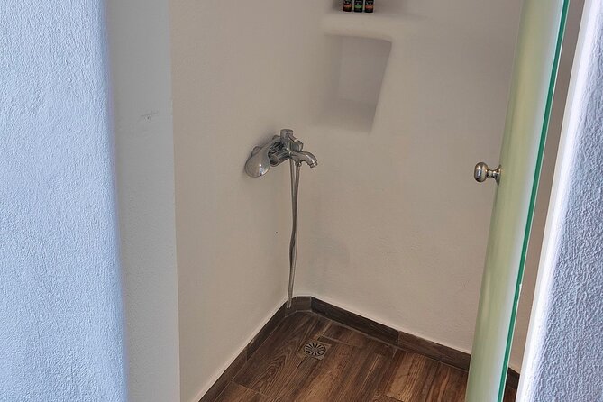 Santorini: Couples Massage & Day Pool, Jacuzzi, Gym Access, Wine - Meeting and Pickup