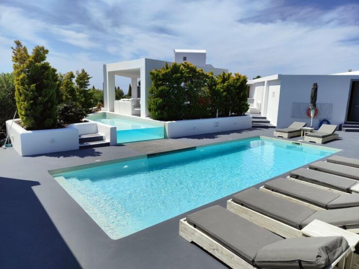 Santorini: Couples' Massage With Dinner & Day Access to Pool - Languages and Accessibility