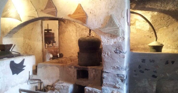 Santorini: Guided Wine Tour With Pickup and Snacks - Wine Tasting Experience