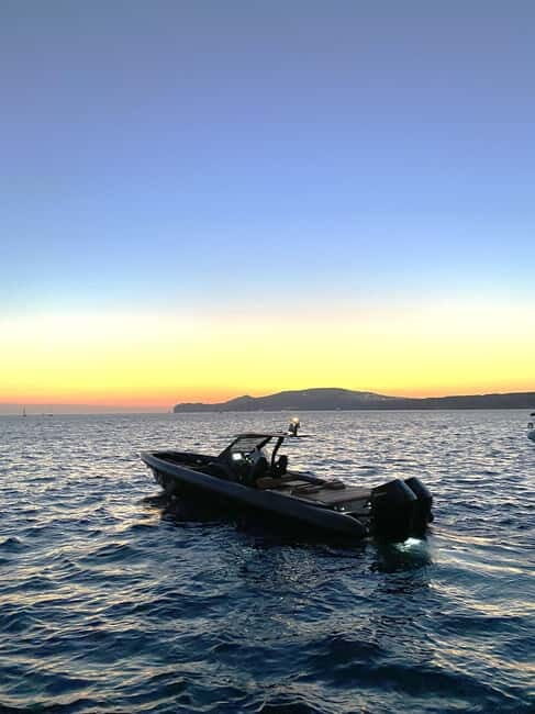 Santorini: High-Speed Cruise on a Sleek, Modern Yacht - An In-Depth Look at the Santorini Yacht Cruise