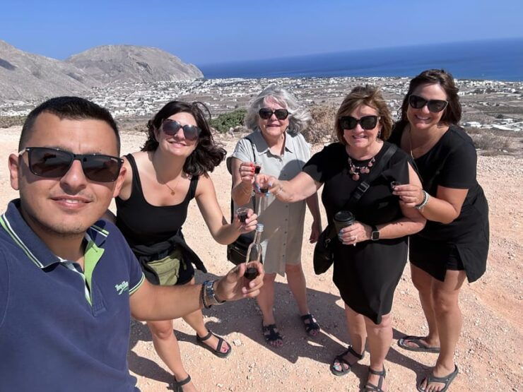Santorini : Highlights Private Tour With Wine Tasting - Itinerary Highlights