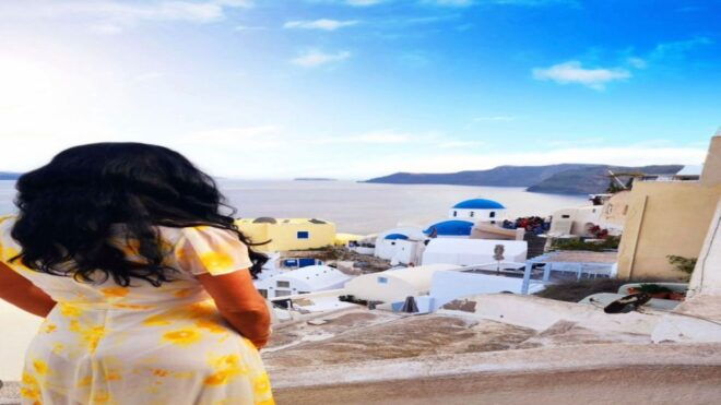 Santorini: Highlights Tour With Wine Tasting & Sunset in Oia - Exploring Oia and Surrounding Villages