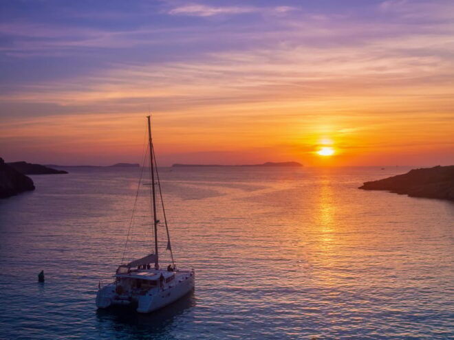 Santorini: Luxury Sunset Cruise With Dinner, Bbq, and Drinks - Inclusions