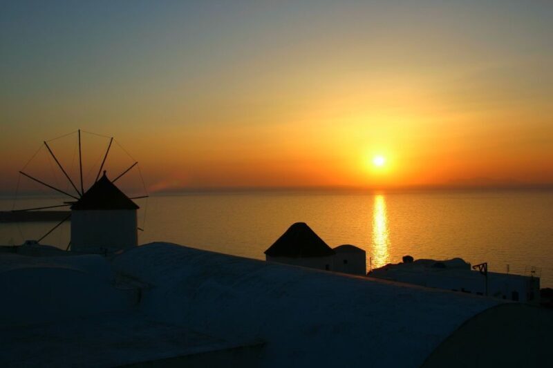 Santorini: Oia Cultural Highlights Sunset Walking Tour - Exploring Santorini’s Oia at Sunset