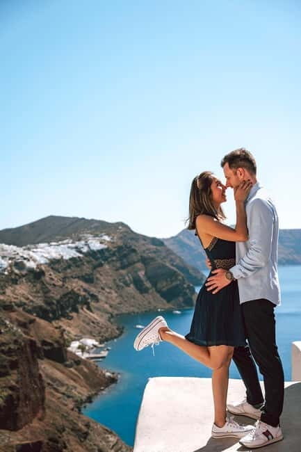 Santorini: Oia Private Couple Photoshoot with 35 Photos - Good To Know