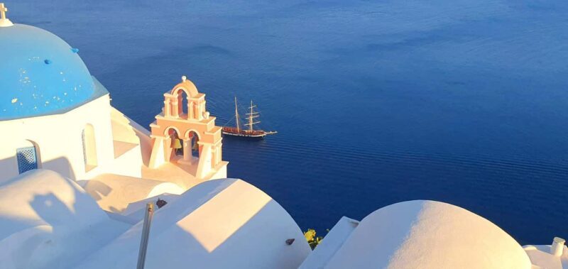 Santorini: Oia Walking Tour and Lighthouse Sunset with Wine - Sunset at Akrotiri Lighthouse: The Quiet Alternative