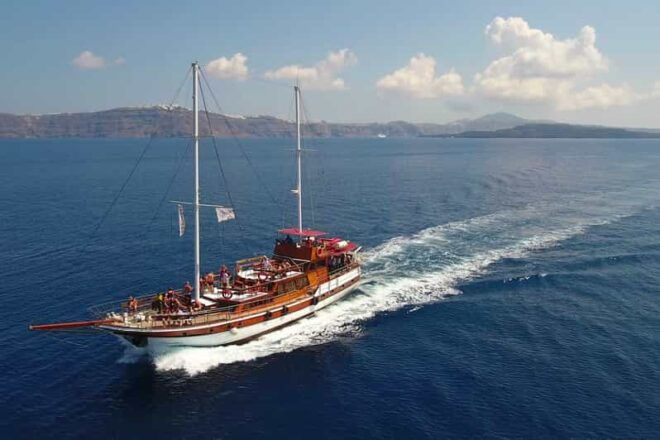 Santorini Old Port: Boat Cruise to the Volcano & Hot Springs - Meeting Point and Accessibility