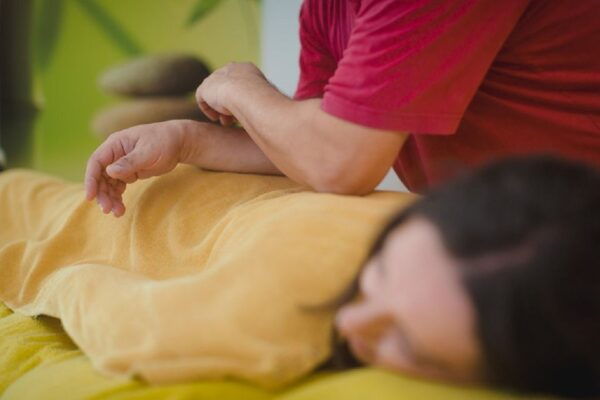 Santorini: Signature Aromatherapy Spa Face - Body Treatment - The Sum Up