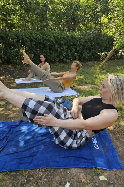 Santorini: Sunrise Yoga Session on the Cliffs - Experiencing the Sunrise