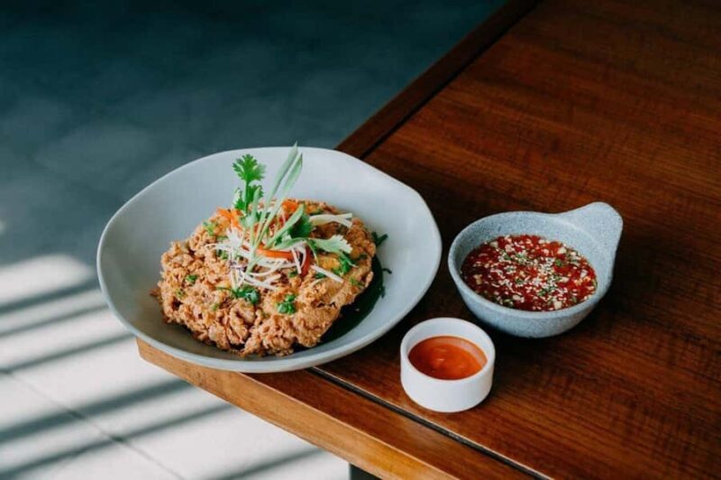 Sanur: Paed Thai Cuisine Restaurant Dining Experience - Atmosphere & Service