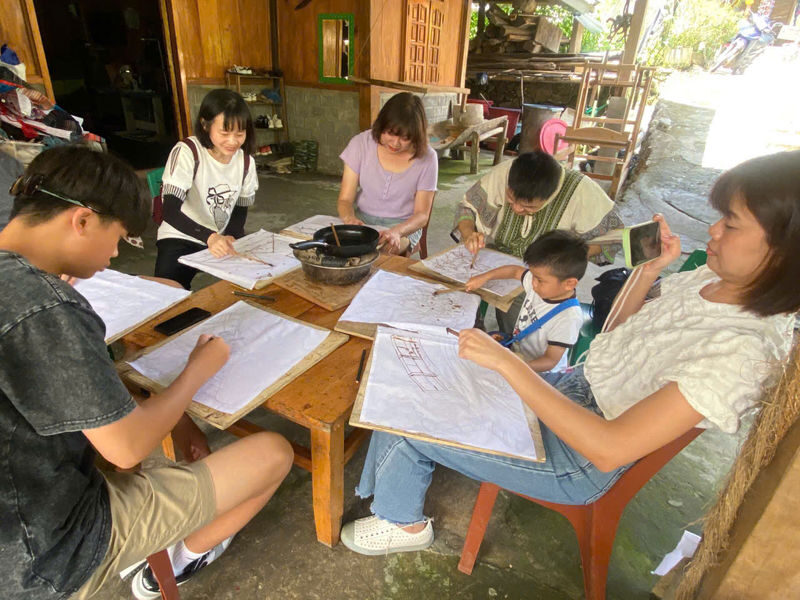Sapa Trekking Ta Van Village & Batik Painting (Optional Chinese Guide) - Lunch and the herbal bath