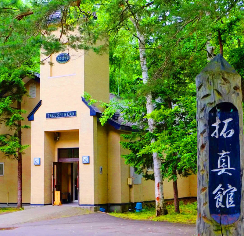 Sapporo Asahiyama Zoo & Shikisai no Oka Winter Tour - Ningle Terrace: a short walk through the snowy woods