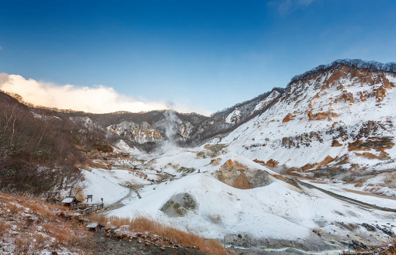 Sapporo Noboribetsu Hell Valley and Lake Shikotsu Ice Falls Festival Tour - Guides and drivers: the practical difference