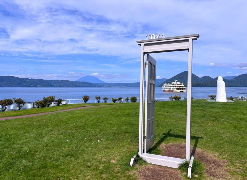 Sapporo Noboribetsu Jigokudani & Lake Toya Full-Day Tour with Iconic Photo Stops - Lake Toya, Silo Observatory and Mount Yotei
