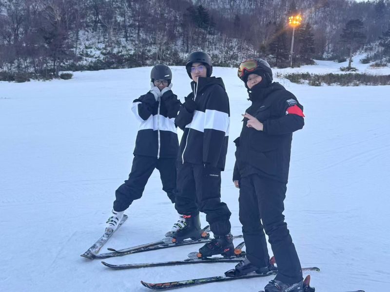 Sapporo Teine Ski Resort: Chinese instructor morning/afternoon segmented teaching: 3-5 people in a group, beginner parent-child friendly (including pick-up and drop-off service) - Gear, photos, and the true cost