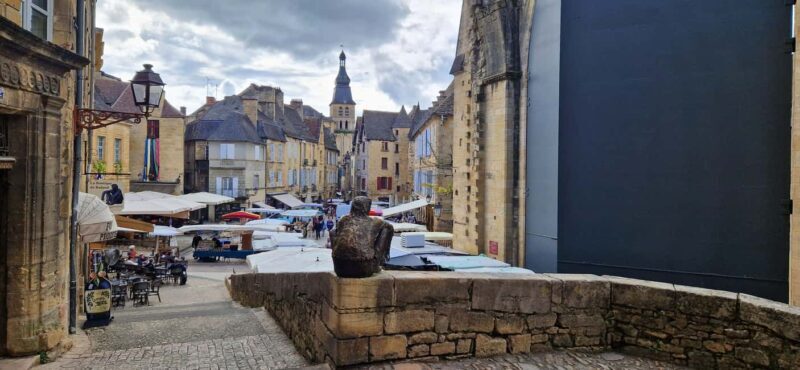 Sarlat: Travel Sketchbook - Exploring Sarlat in a Creative Way