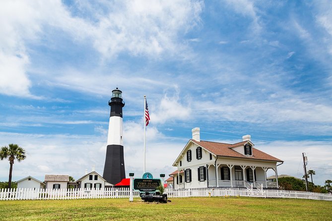 Savannah to Tybee Island With Dolphin Cruise - Positive Feedback on Guides and Tours