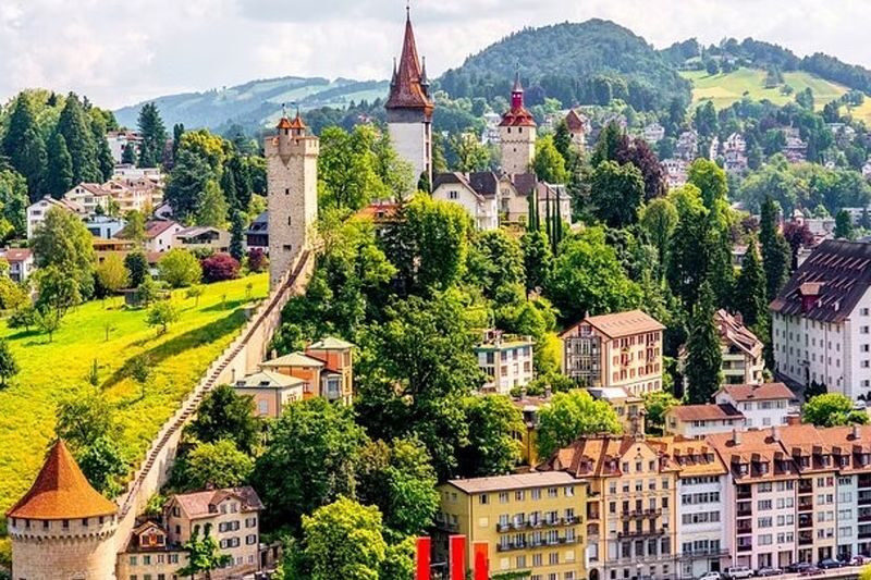 Scavenger Hunt and Walking Trip in Lucerne - A city walk with a little purpose