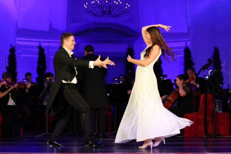 Schönbrunn: Christmas Market, Palace Tour, & Concert - Experience Highlights