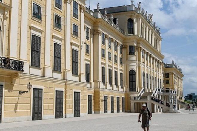 Schönbrunn Grand Tour: Private Skip-the-Line Walking Tour - Experience the Impressive Entrance Hall and Garden