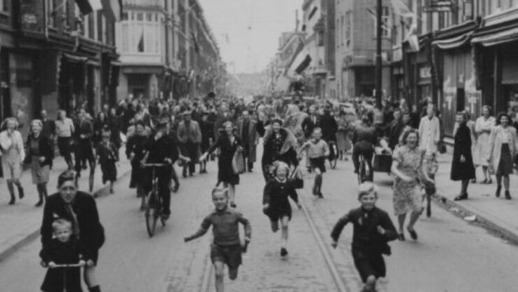 School Groups in Amsterdam: Anne Frank and WWII Walking Tour - Booking Information