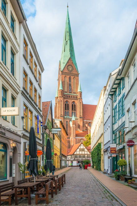 Schwerin: Local Pub Experience Tour With Drinks - Meeting Point