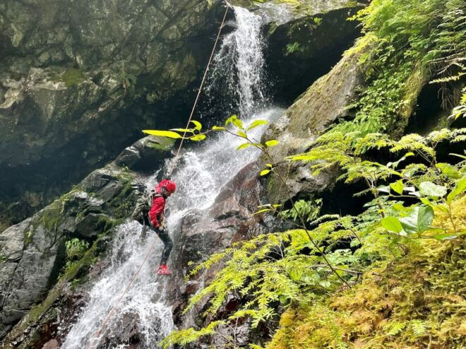 Seattle: Waterfall Canyoneering Adventure - Live Tour Guide