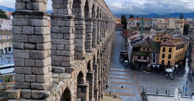 Segovia: Aqueduct, Cathedral, & Alcazar Guided Walking Tour - Itinerary Highlights