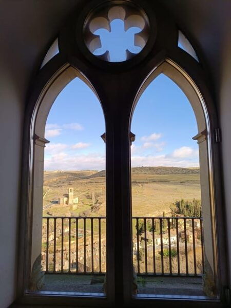 Segovia: Aqueduct, Cathedral, & Alcazar Guided Walking Tour - Meeting Point and Location