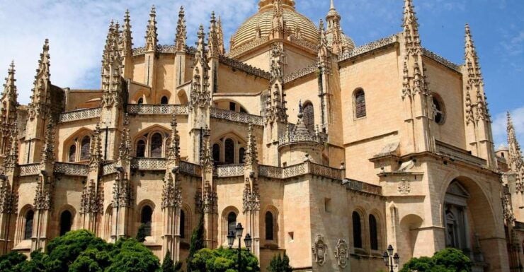 Segovia: Recorrido a Pie Guiado Con Entrada a La Catedral Y Al Alcázar. - Tour Highlights
