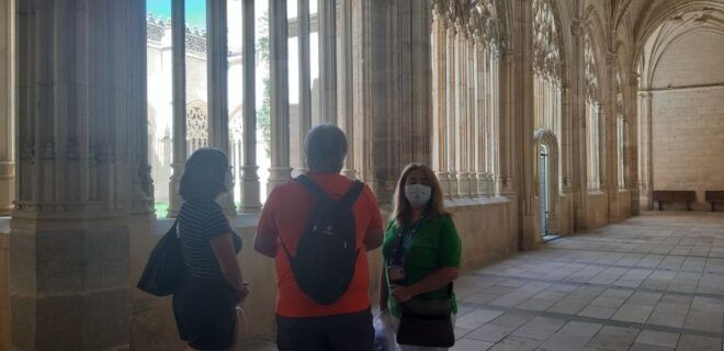 Segovia: Recorrido a Pie Guiado Con Entrada a La Catedral Y Al Alcázar. - Tour Benefits and Features