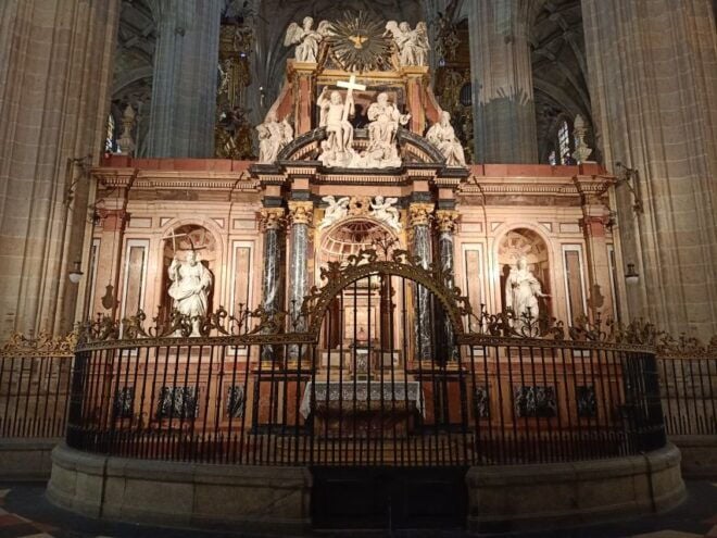 Segovia: Recorrido a Pie Guiado Con Entrada a La Catedral Y Al Alcázar. - Directions