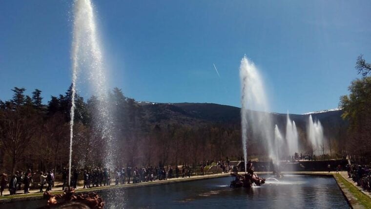 Segovia: Royal Palace of La Granja + Fountains - Guided Tour by an Expert Guide