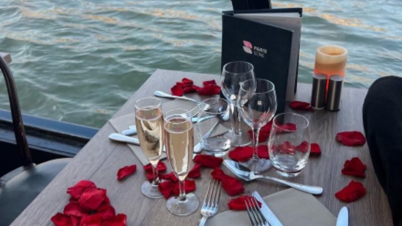 Seine River Cruise with Parisian Lunch or Dinner - Choosing lunch, dinner or music