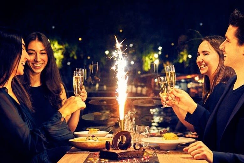 Seine River Dinner Cruise Experience in Paris - Paris after dark, seen from the Seine